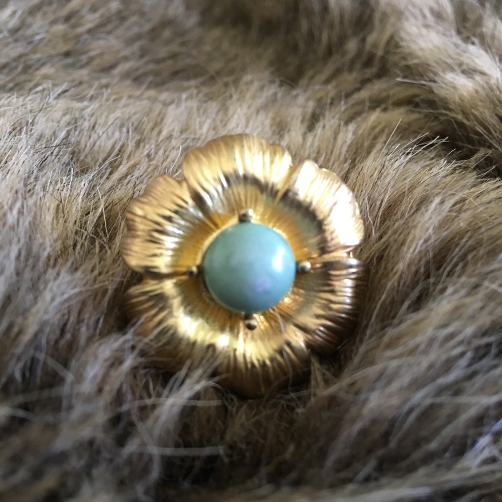 Gold tone and faux turquoise flower stretch ring